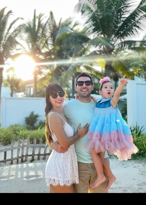 Vợ chồng siêu mẫu Hà Anh đưa con gái Myla ra Vũng Tàu để nghỉ dưỡng cách đây không lâu. Tuy nhiên do TP.HCM thực hiện giãn cách xã hội nên gia đình nữ người mẫu quyết định ở lại Vũng Tàu.