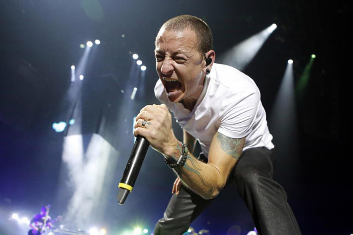 Sự im lặng của Chester trở nên tồi tệ hơn khi bố mẹ anh ly dị khi anh lên 11 tuổi. Chester thường bị bỏ mặc một mình sau khi sống với người bố là thanh tra cảnh sát thường phải làm việc trong nhiều giờ. Ảnh: Getty Images