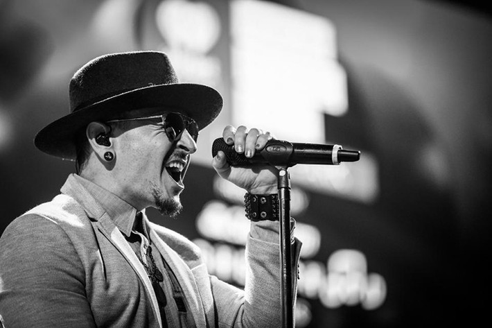 Chester tiết lộ: “Tôi bị người bạn này quấy rối bắt đầu từ những động chạm nhỏ đến loạt hành động xâm phạm điên rồ. Tôi bị đánh và ép làm những điều tôi không muốn. Sự việc đó đã hủy hoại sự tự tin của tôi”. Ảnh: Getty Images