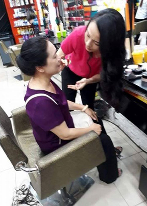 Kể từ khi Phương Nga vướng vòng lao lý cho đến nay, người luôn bênh vực cô chính là bà Hồ Mai Phương - mẹ của Phương Nga. Trong ảnh, Phương Nga tự tay trang điểm cho mẹ khi đến tiệm làm tóc. Ảnh: FBNV
