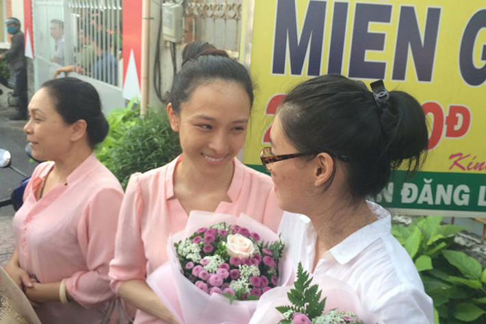 Trong ngày đón con gái trở về, mẹ của Phương Nga cảm ơn đến tất cả mọi người ủng hộ 2 mẹ con trong quãng thời gian khó khăn vừa qua. Ảnh: Vietnamnet