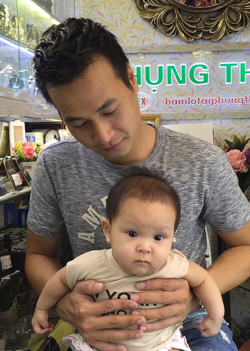 Hình ảnh nam diễn viên phim “Người phán xử” bên cô con gái thứ 2 tên Dương Phương Lâm. Ảnh: FBNV