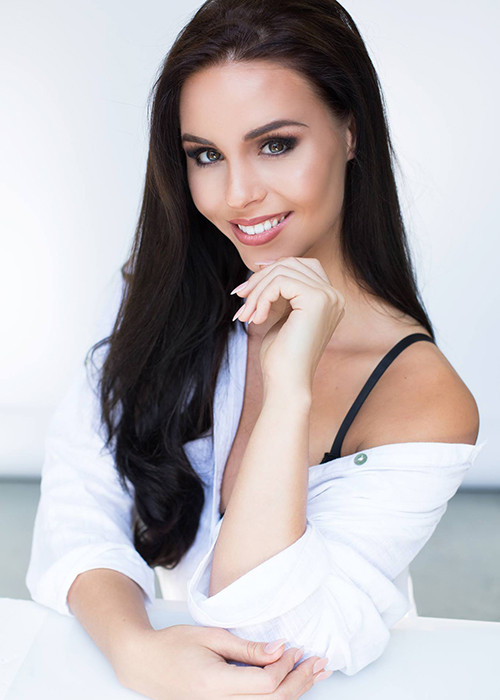 Được dự đoán về nhất, Kelly Van Den Dungen đăng quang cuộc thi Miss Grand Netherlands 2017. Hiện, người đẹp 23 tuổi là sinh viên ngành công nghệ thông tin, truyền thông. Ảnh: FBNV
