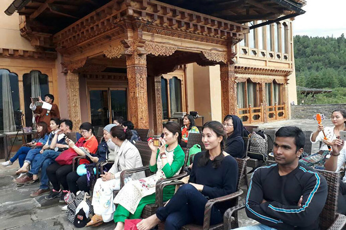 Một trong những hình ảnh hiếm hoi của Nguyệt Ánh bên chồng Ấn Độ được chụp trong một chuyến đi. Ảnh: Fanpage Guru Yoga