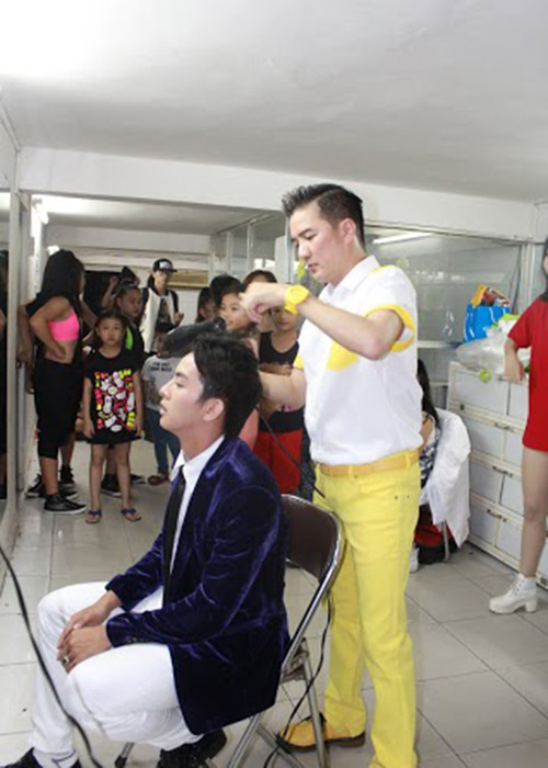 Trong một đêm nhạc, Mr Đàm chăm chút làm tóc cho Hoài Lâm trước khi lên sân khấu. Ảnh: Người đưa tin