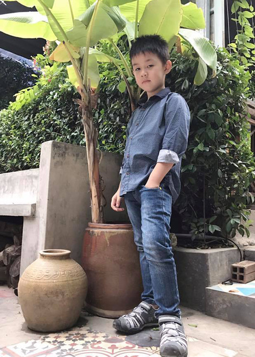 Bé Cà Pháo - con trai của Lê Phương và Quách Ngọc Ngoan ra dáng “thanh niên nghiêm túc” khi sắp tròn 5 tuổi. “Mẹ đã thật hạnh phúc khi có con cùng mẹ đồng hành qua mọi cung bậc cuộc đời! Hãy luôn là chàng trai “thiên thần quân tử” như tên gọi của mình, con yêu nhé”, Lê Phương viết.