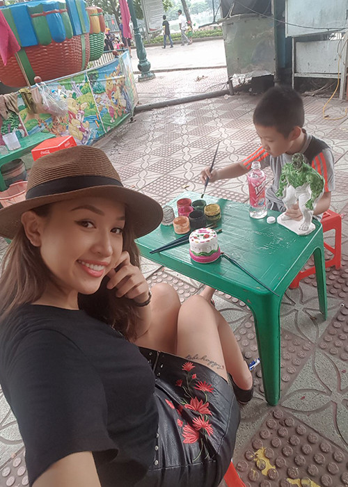MC Vân Hugo dành trọn một ngày đưa con trai đi chơi.