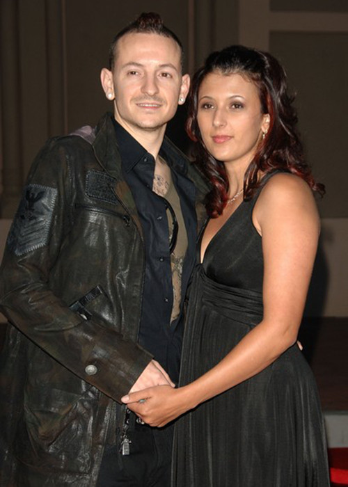 Không lâu sau khi chính thức ly hôn người vợ đầu tiên Samantha Marie Olit vào năm 2005, Chester Bennington nhanh chóng kết hôn với Talinda. Trong 12 năm chung sống, cả hai có với nhau 3 người con: Tyler Lee 11 tuổi và cặp song sinh 6 tuổi Lila và Lilly. Ảnh: Pinterest