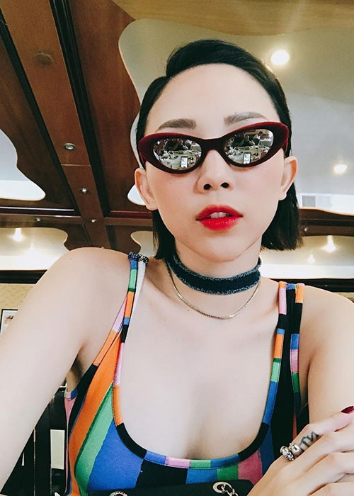 Sau ồn ào tình cảm của học trò Hiền Hồ với Soobin Hoàng Sơn, Tóc Tiên viết đầy ẩn ý: "Lâu ngày gặp nhau, bà chị hỏi "Sao mày vẫn còn giận X à?". Mình cười lớn: "Trời đất em có rảnh đâu mà giận dai quá vậy. Cơ bản là đối với những người làm tổn thương hay không tôn trọng mình, em xem họ như chưa từng tồn tại trong cuộc đời dù có đứng trước mắt vẫn là người vô hình thôi". "Mà nó thay đổi nhiều rồi", bà chị vẫn thuyết phục. "Không liên quan tới em đâu. Em không có nhu cầu hay lý do để nói 1 câu chào nữa là". Hơi phũ, mà nên thế! Yêu thương cách mấy cũng nên thế".