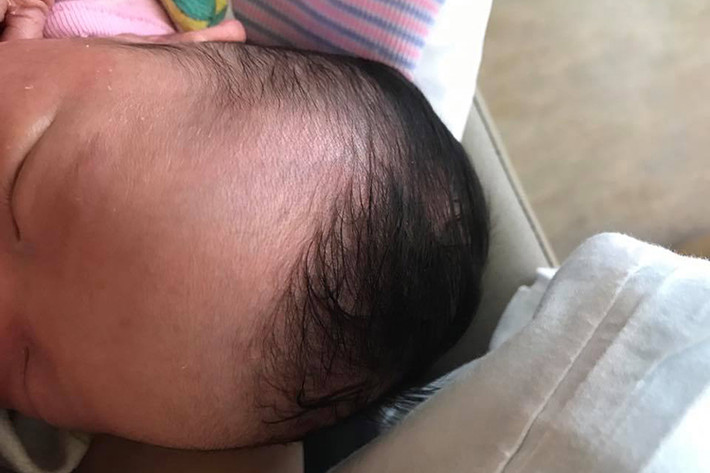 Hình ảnh con gái của ca sĩ Vy Oanh. Nữ ca sĩ sinh năm 1985 khoe ảnh con gái mới sinh có vầng trán giống cậu con trai cũng chào đời ở Mỹ.