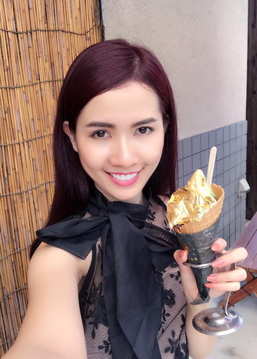 Người đẹp Phan Thị Mơ khoe được thưởng thức món kem dát vàng.