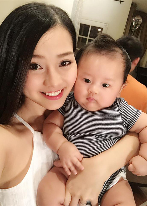 Diễn viên Khánh Hiền "Tôi thấy hoa vàng trên cỏ xanh" "kêu cứu" cư dân mạng khi bị mất sữa. "Hơn 1 tuần nay, tự nhiên Hiền bị mất sữa, mặc dù Hiền đã cố gắng ăn uống các thực phẩm có lợi sữa mà vẫn không cải thiện được. Eric ngày càng lớn, càng uống nhiều sữa mà lượng sữa mẹ ngày càng ít đi, cho uống sữa ngoài thêm thì Eric không chịu uống. Lo lắng và không biết phải làm sao cho con được no bụng. Các mẹ có cách nào lấy lại sữa giúp Hiền với”, cô chia sẻ.