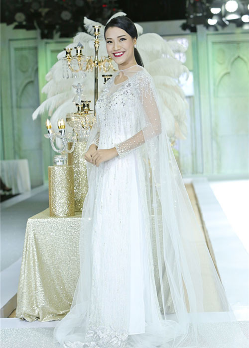 Dù vừa chia tay Huỳnh Anh, Hoàng Oanh vẫn nhận lời trình diễn bộ sưu tập áo cưới của một nhà thiết kế. Được biết, trong 3 năm qua, cô không tham gia biểu diễn thời trang để tập trung làm MC, đóng phim. Ảnh: Thể thao văn hóa