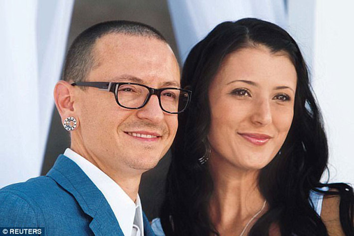Trước khi qua đời, thủ lĩnh nhóm Linkin Park có một tổ ấm hạnh phúc bên người vợ thứ 2 và 6 người con. Ảnh: Dailymail