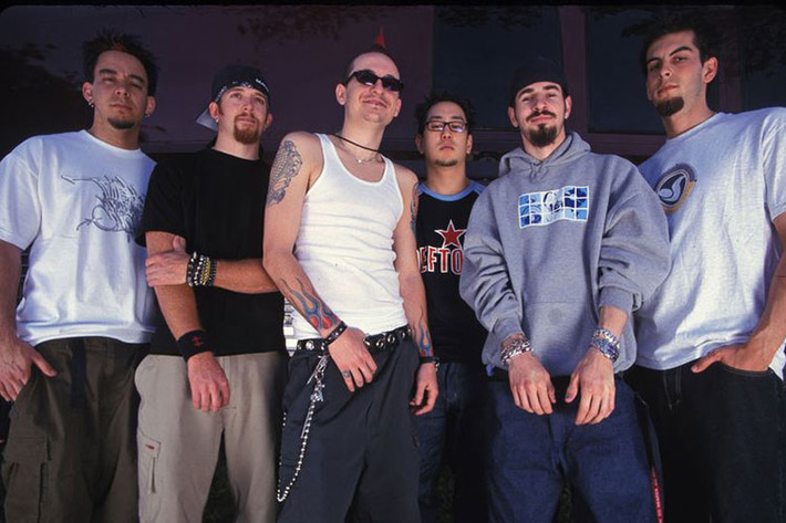 Hình ảnh Chester Bennington bên các thành viên nhóm nhạc huyền thoại Linkin Park . Ảnh: Mirror