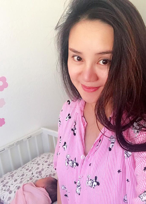 Nữ ca sĩ Vy Oanh lần đầu khoe hình ảnh của mình bên cô con gái mới sinh với người hâm mộ.