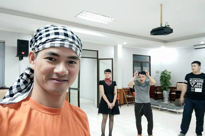 Khi thấy Xuân Bắc chụp hình, “Táo” Tự Long nhanh chóng tạo dáng nhí nhảnh và biểu cảm hài hước. (Ảnh: Facebook Xuân Bắc)