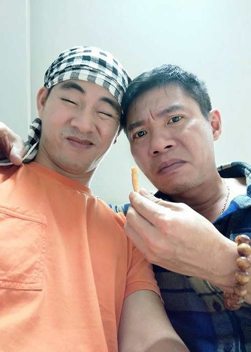 “Bắc Đẩu” Công Lý và “Nam Tào” Xuân Bắc mỗi người một vẻ khi lưu lại hình ảnh kỷ niệm bên nhau. (Ảnh: Facebook Xuân Bắc)