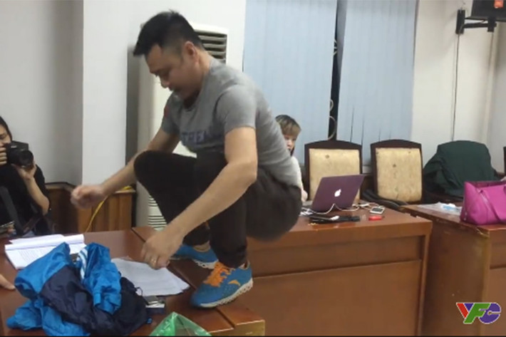Trong clip hậu trường chương trình Táo quân 2017, Tự Long nghịch ngợm với trò bật nhảy lên bàn. (Ảnh: cắt ra từ clip)