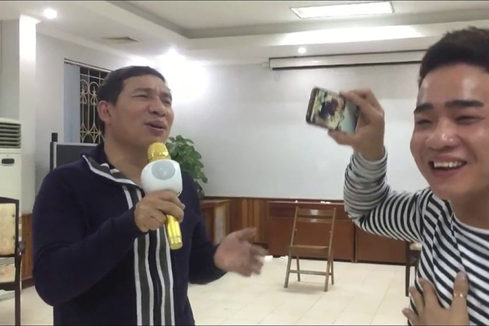 Trong một buổi tập Táo quân gần đây, Quang Thắng thậm chí trổ tài hát karaoke để mang lại không khí vui vẻ cho mọi người. (Ảnh: cắt ra từ clip)