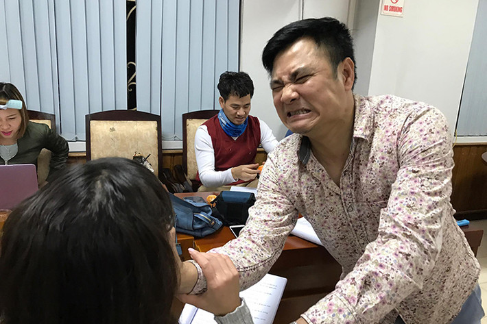 Trong giờ nghỉ giải lao, các nghệ sĩ còn thường xuyên trêu đùa nhau để giúp bản thân và đồng nghiệp giải tỏa căng thẳng. (Ảnh: Facebook Chí Trung)
