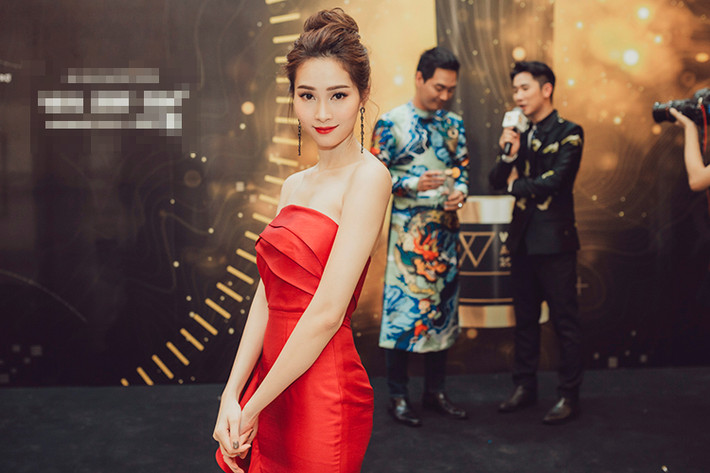 Cùng với Kỳ Duyên, Hoa hậu Đặng Thu Thảo cũng đến tham dự gala trao giải We Choice Awards. Xuất hiện tại sự kiện, người đẹp thu hút mọi ánh nhìn trong đầm cúp ngực màu đỏ. (Ảnh: An Trần)