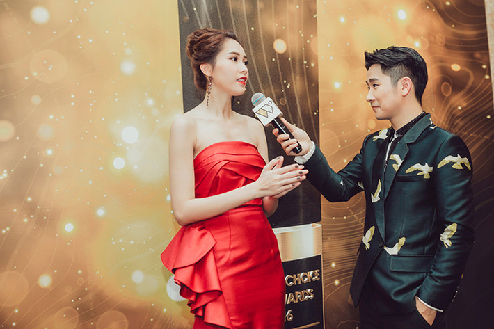 Trong sự kiện lần này, ngoài vai trò là khách mời tham dự, Đặng Thu Thảo còn đảm nhận vị trí trao giải hạng mục đầu tiên cùng MC Phan Anh. (Ảnh: An Trần)