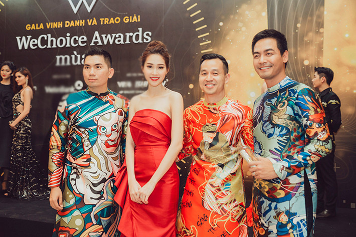Hoa hậu Việt Nam 2012 rạng rỡ bên MC Phan Anh (ngoài cùng bên phải) và NTK Adrian Anh Tuấn (thứ hai bên phải). (Ảnh: An Trần)