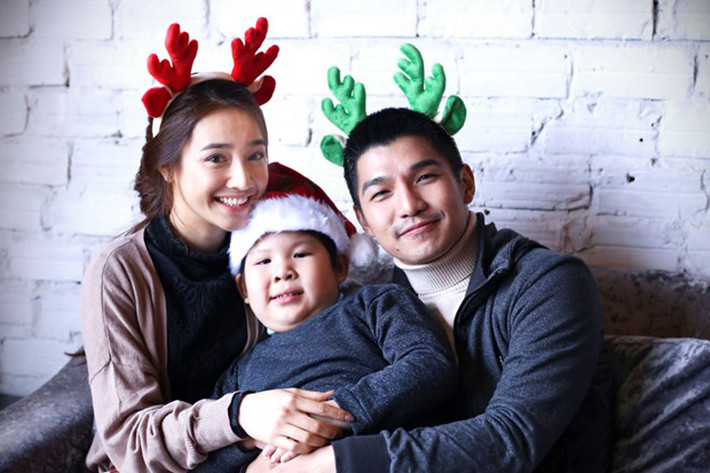 Nội dung phim “Lôi báo” vẫn chưa được tiết lộ. Theo loạt ảnh hậu trường đầu tiên của dự án, Nhã Phương, Cường Seven và bé Pu là bộ ba diễn viên chính. Theo kế hoạch, tác phẩm của Victor Vũ sẽ ra mắt khán giả vào tháng 10/2017. (Ảnh: Zing)