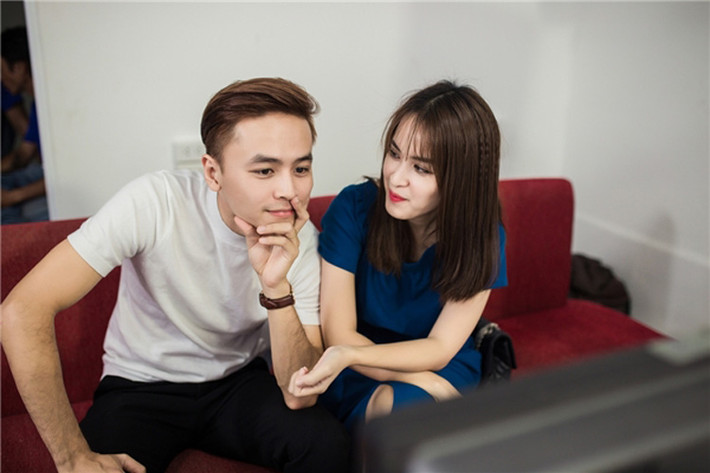Là cặp vợ chồng khá nổi tiếng trong Vbiz, Tú Vi - Văn Anh bất ngờ thành lập công ty riêng và lấn sân sản xuất phim ảnh với dự án điện ảnh đầu tay “Đời cho ta biết bao lần tuổi đôi mươi”. Phim có sự tham gia của Quỳnh Anh Shyn, Băng Di và vợ chồng Tú Vi - Văn Anh. (Ảnh: Thế giới trẻ)