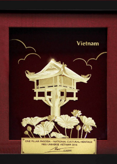 Về quà tặng quốc gia được đấu giá trong gala từ thiện, Lệ Hằng mang đến bức tranh bằng vàng lấy ý tưởng từ hoa sen và chùa Một Cột.