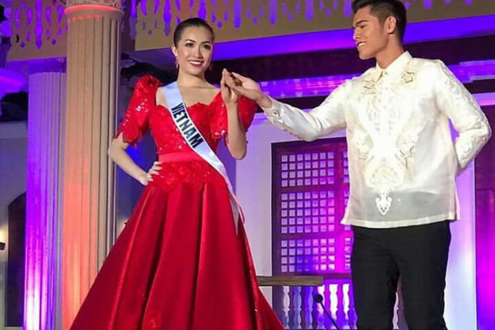Khi xuất hiện trở lại trên sân khấu được dàn dựng trong một dinh thự, đại diện Việt Nam được một chàng trai dắt ra giữa sân khấu. Tại đây, cô bước đi và khoe dáng trong trang phục terno trước khán giả.