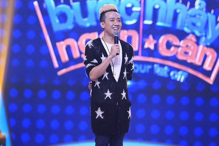 Nhờ sự hoạt ngôn, ông xã nữ ca sĩ Hari Won cũng đắt show làm MC. Anh được mời dẫn dắt các chương trình: “Bước nhảy ngàn cân”, “Thử thách cùng bước nhảy”, “Đàn ông phải thế”, “Giải mã cặp đôi”, “Kỳ phùng địch thủ”...(Ảnh: BTC)
