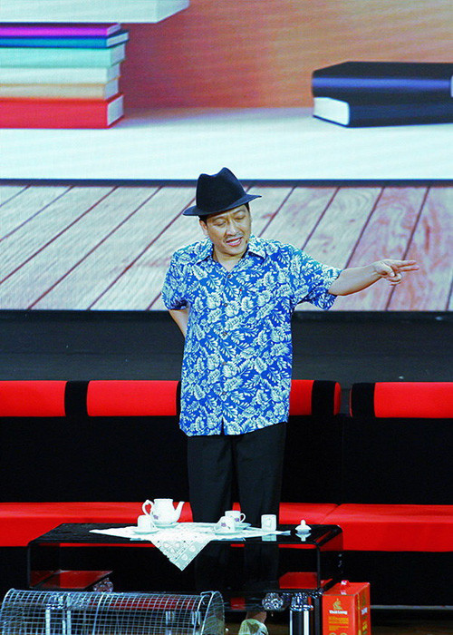 “Mười Khó” Trường Giang cũng tổ chức live show Chàng hề xứ Quảng 2 - Về quê tại ở Phú Yên và Đà Nẵng vào giữa tháng 11/2016 và tại TP HCM vào đầu tháng 12/2016. Các đêm diễn của Trường Giang đều thu hút lượng lớn khán giả. (Ảnh: Tuổi trẻ)