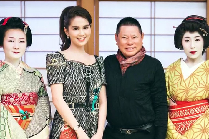 Kể từ khi công khai yêu Ngọc Trinh, tỷ phú Hoàng Kiều dường như trở nên trẻ trung, phong độ hơn. (Ảnh: Một thế giới)