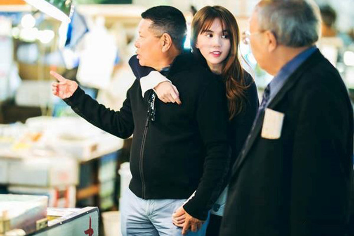 Cùng đi dạo phố ở Nhật Bản, nữ người mẫu 27 tuổi và bạn trai cũng có gu thời trang ăn ý. (Ảnh: Zing)