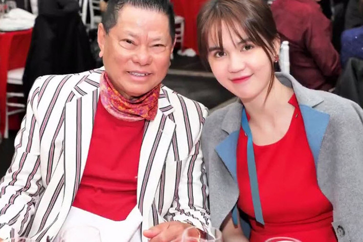 Còn nhớ, vào cuối tháng 12/2016, Ngọc Trinh ra mắt gia định bạn trai ở Mỹ. Tham dự một bữa tiệc, người đẹp mặc váy đỏ cùng tông với tỷ phú 72 tuổi. (Ảnh: Một thế giới)