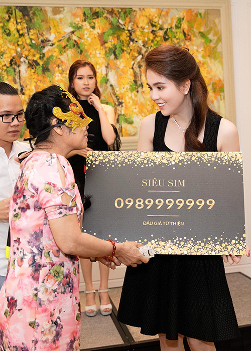 Đáng chú ý, danh tính của người đấu giá thành công chiếc SIM “khủng” không được tiết lộ. Thậm chí, trong buổi sang tay siêu SIM, chủ nhân mới còn đeo mặt nạ kín mặt. (Ảnh: Facebook Ngọc Trinh)