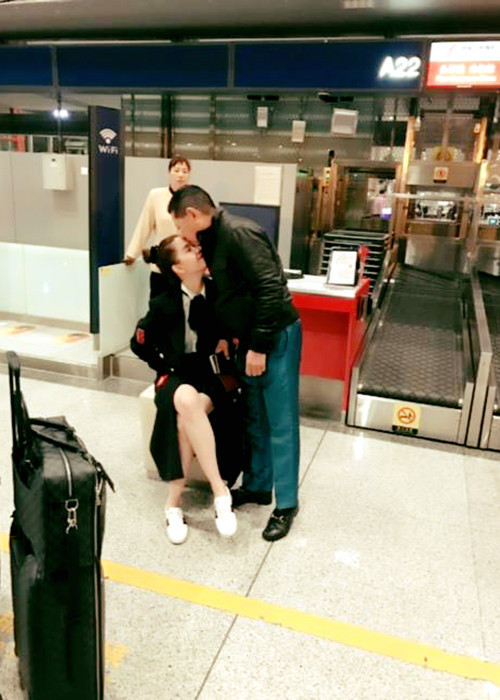 Mới đây, trên trang cá nhân, tỷ phú Hoàng Kiều không ngần ngại đăng tải hình ảnh hôn trán Ngọc Trinh khi tiễn cô về nước kèm chú thích: “Tạm biệt tình ơi”. Được biết, gần đây, cả hai đã hội ngộ tại Thượng Hải và sau đó cùng đi đến Bắc Kinh. (Ảnh: Facebook Hoàng Kiều)