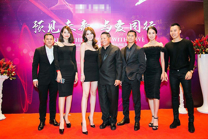 Hình ảnh của hai người đẹp chụp chung tại bữa tiệc ở Thượng Hải cho thấy cựu người mẫu Lan Phương cao hơn Ngọc Trinh một chút. (Ảnh: FBNV)