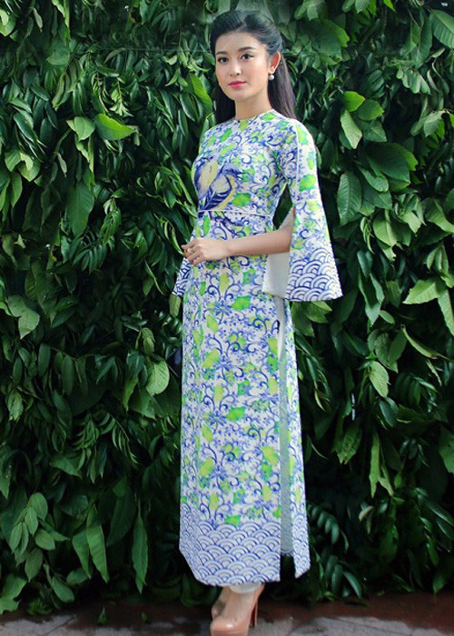 Á hậu Huyền My gây ấn tượng trong bộ áo dài cách tân có phần tay áo xẻ lạ mắt. (Ảnh: Dân Việt)
