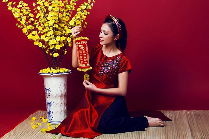 "Người đẹp Tây Đô" khoe vẻ đẹp không tuổi trong bộ ảnh mừng tân xuân. (Ảnh: VTC News)