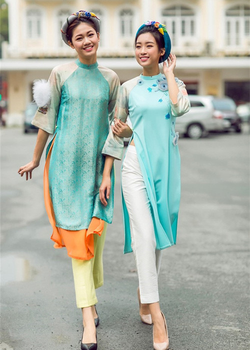 Hoa hậu Đỗ Mỹ Linh (phải) và Á hậu Thanh Tú cũng đón Tết Đinh Dậu 2017 bằng bộ ảnh áo dài. (Ảnh: Thể thao văn hóa)