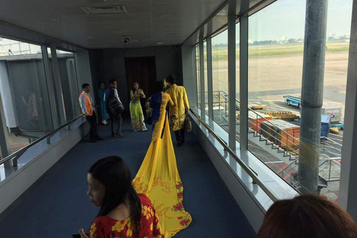Hình ảnh vợ chồng Thanh Bạch tại sân bay vấp phải những ý kiến trái chiều. Nhiều cư dân mạng cho rằng cặp đôi thể hiện tình cảm quá mức ở nơi công cộng. (Ảnh: Zing)