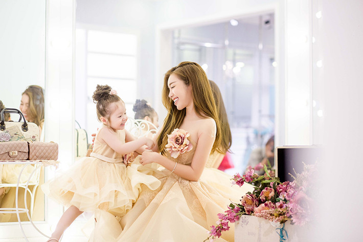 Khi được diện váy giống mẹ, bé Mộc Trà trông như một phiên bản nhí của mẹ Elly Trần và tỏ ra khá thích thú với ngoại hình này.