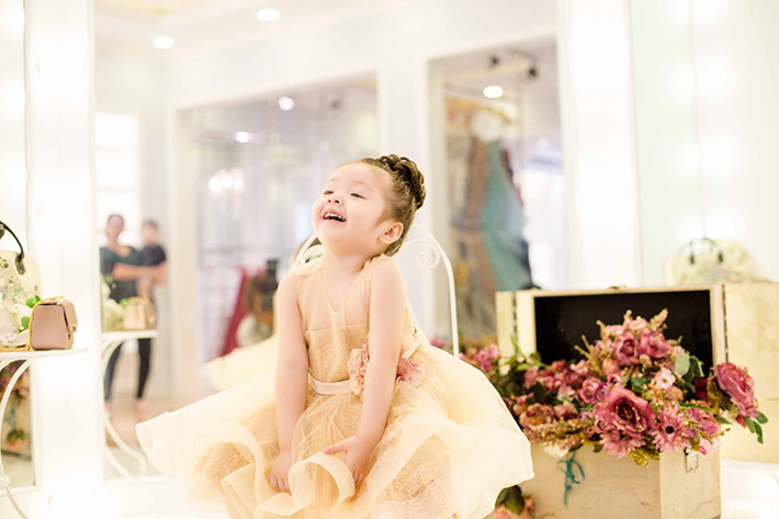 Bé Mộc Trà thích thú khi được chụp hình và có những biểu cảm vô cùng đáng yêu.