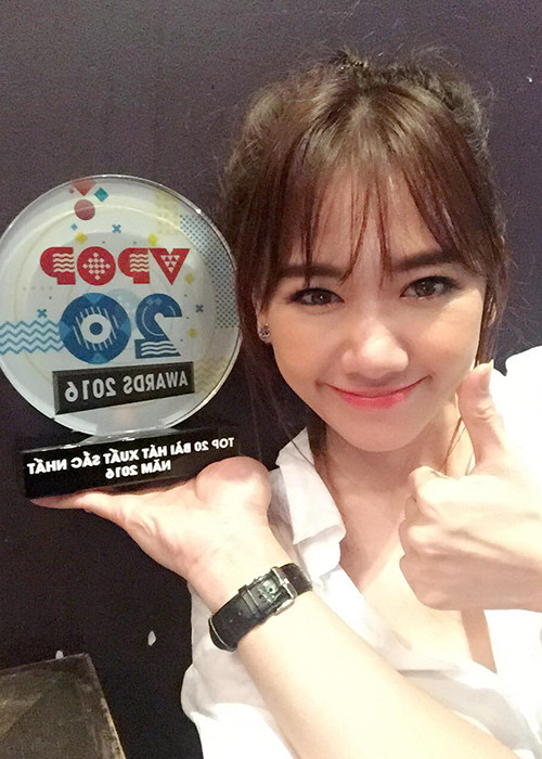 Năm 2016, dù gặp sóng gió về đời tư nhưng Hari Won vẫn không lơ là cho ra mắt các sản phẩm âm nhạc chất lượng. Vì vậy, hai giải thưởng nữ ca sĩ vừa giành được xứng đáng với những nỗ lực của cô. (Ảnh: Facebook nhân vật)