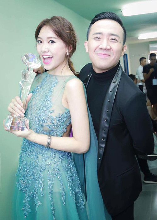 Ngoài niềm hạnh phúc trong đời tư, Hari Won còn đón tin vui trong công việc. Mới đây, cô đã giành cúp đúp giải thưởng Ca khúc pop/rock được yêu thích nhất tại Zing Music Awards 2016 và Top 20 bài hát của năm tại Vpop 20 Awards 2016. (Ảnh: Facebook nhân vật)