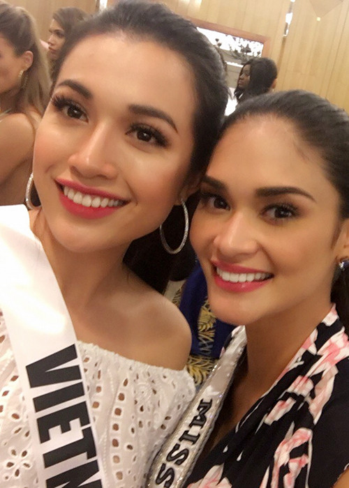 Mới đây, Á hậu Lệ Hằng đã có buổi gặp gỡ với ban tổ chức Miss Universe 2016. Tại sự kiện, cô tự tin đọ sắc cùng Hoa hậu Pia Wurtzbach.