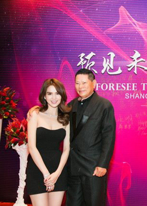 Khi vừa đặt chân đến Thượng Hải, Ngọc Trinh đã ra mắt đồng nghiệp của ông Hoàng Kiều tại bữa tiệc tất niên của công ty. (Ảnh: Facebook Hoàng Kiều)